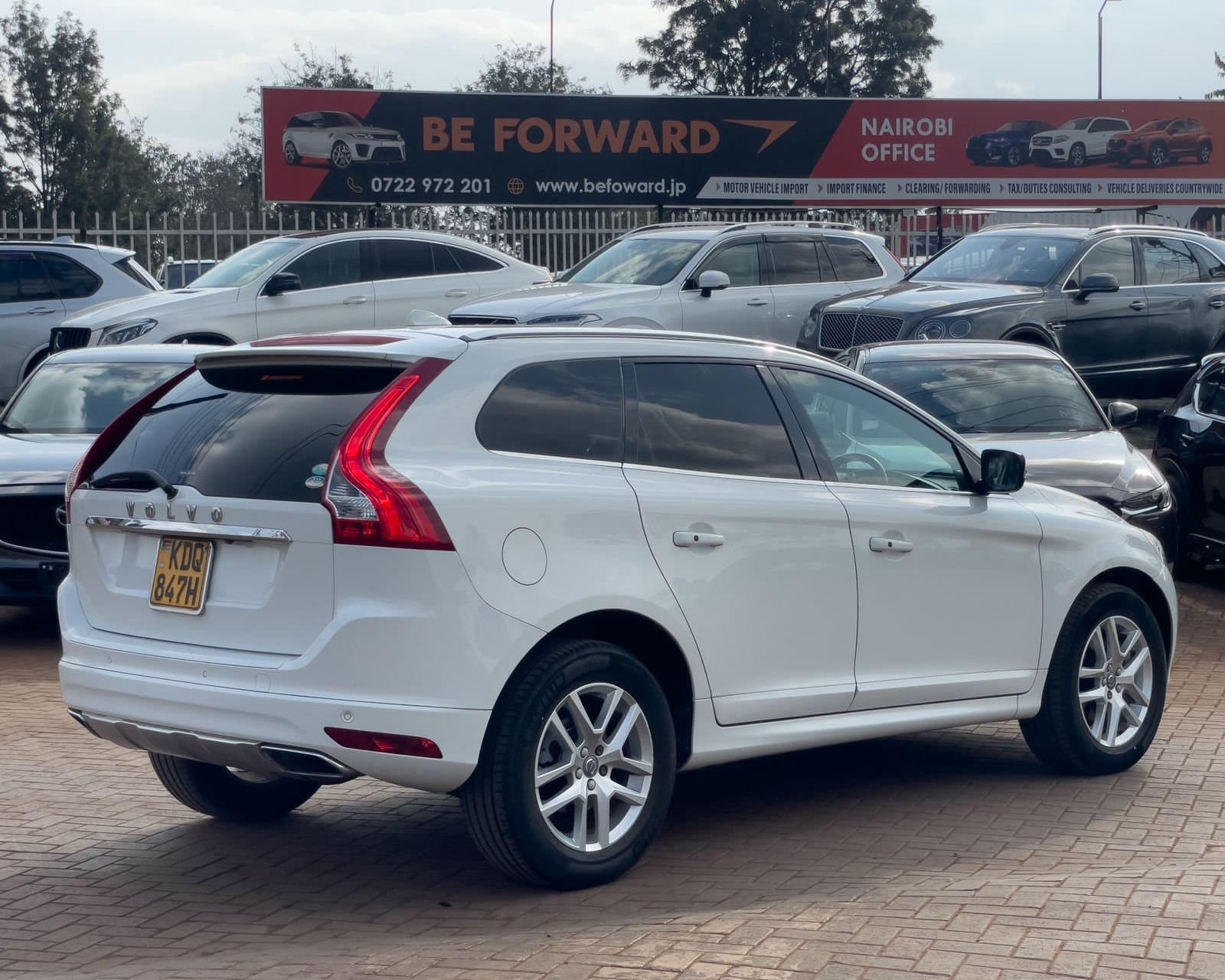 2017 VOLVO XC60 thumbnail 4