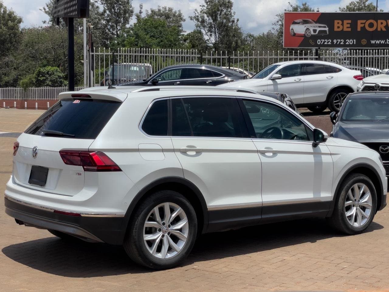 2018 VOLKSWAGEN TIGUAN thumbnail 3