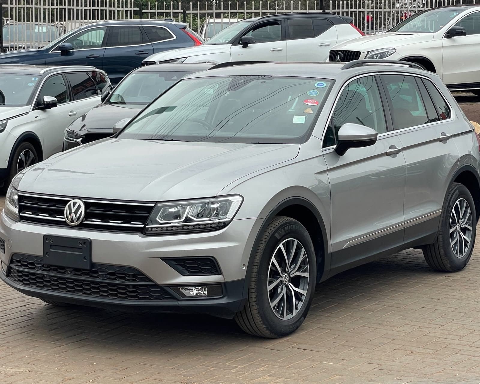 2018 VOLKSWAGEN TIGUAN thumbnail 3