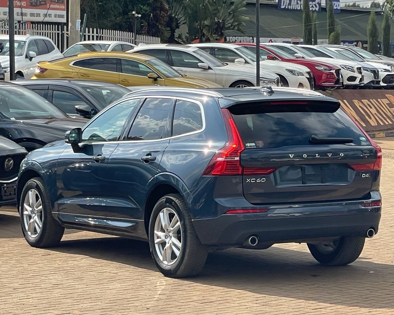 2019 VOLVO XC60 MOMENTUM D4 thumbnail 6