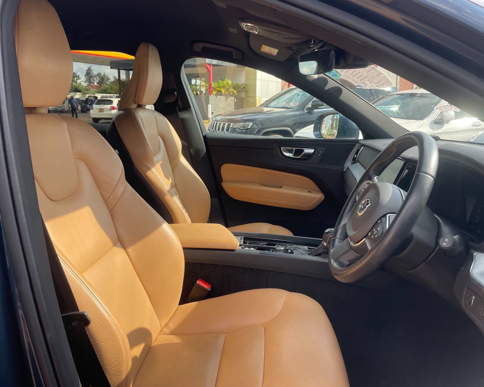 2019 VOLVO XC60 MOMENTUM D4 thumbnail 7