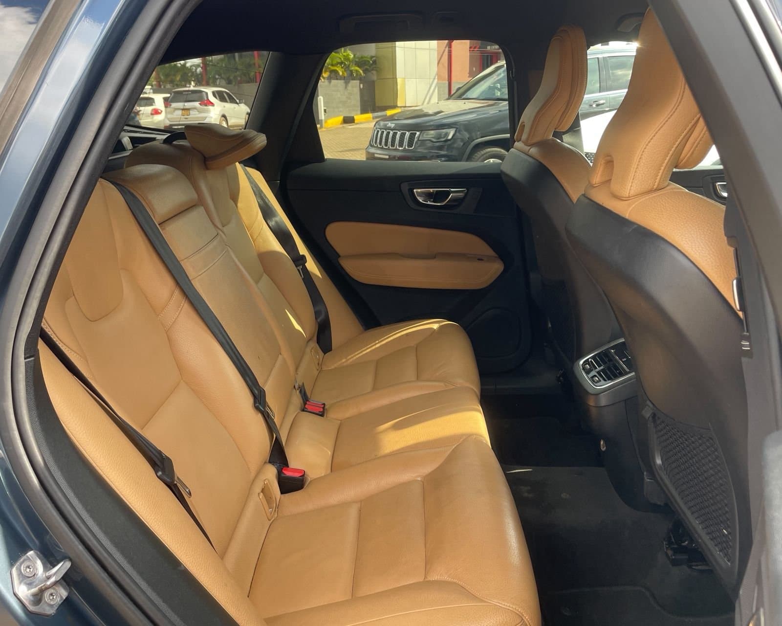2019 VOLVO XC60 MOMENTUM D4 thumbnail 9